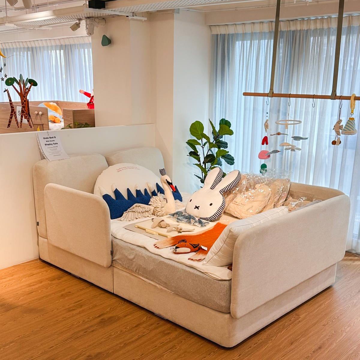 [Dispaly Sale LAST ONE] Onde Bed Q with 3 Guards