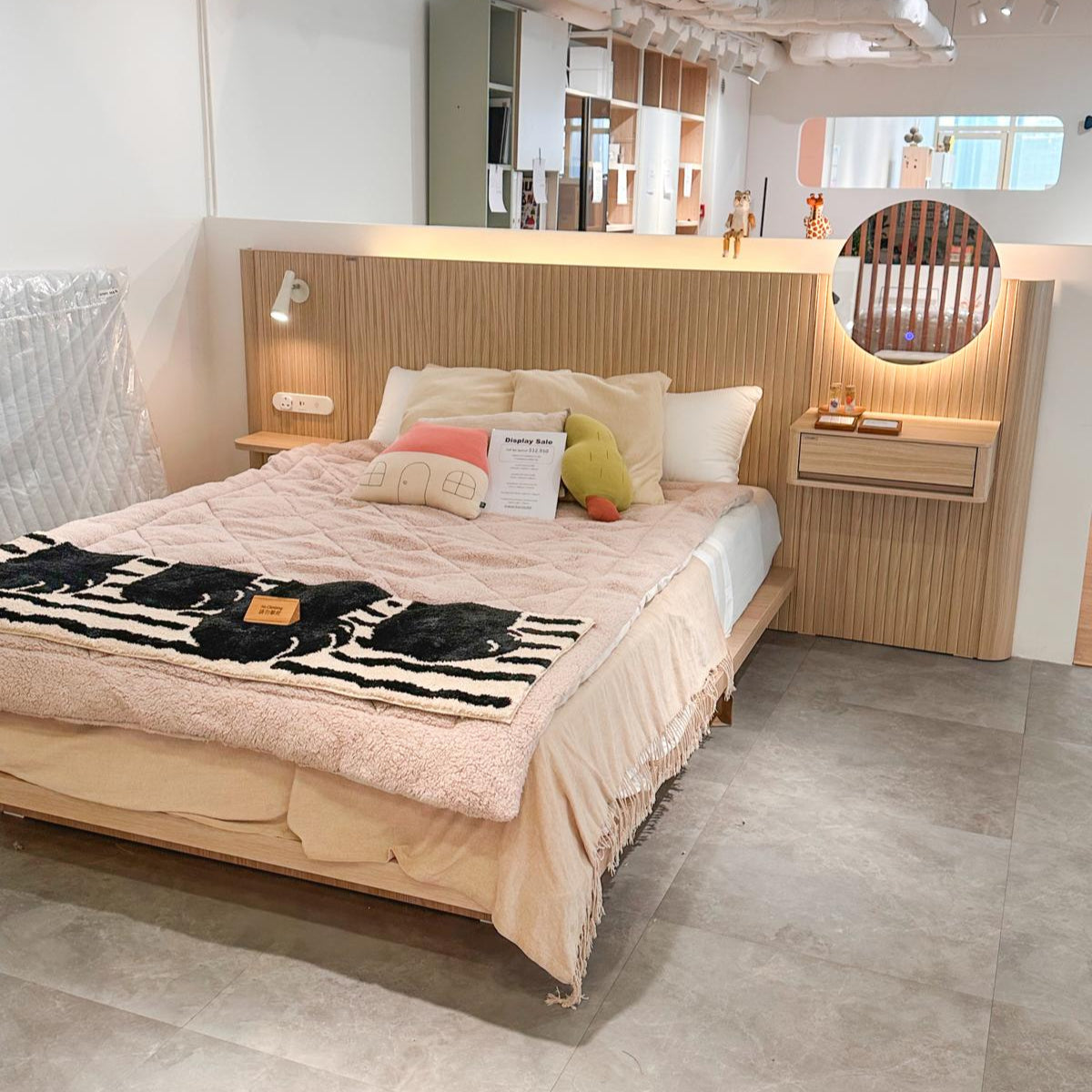 [Display Sale LAST ONE] Aesthetic Bed Q Size Natural