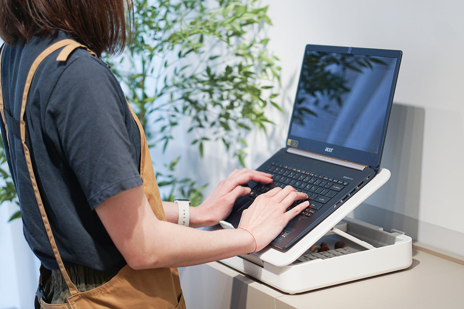 Haum Laptop Stand & Tool Box