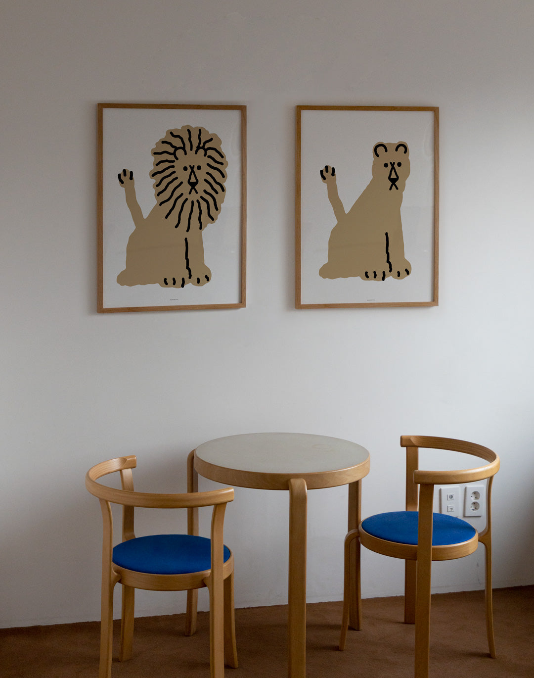 Lion White Poster in Alder Wood Frame